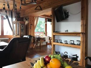 una cocina con una mesa con frutas. en Rustical Apartment in Sumava National Park en Nová Pec