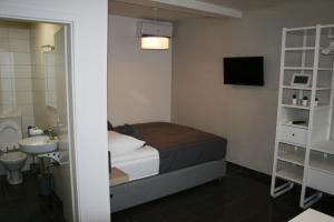 ein kleines Schlafzimmer mit einem Bett und einem Waschbecken in der Unterkunft Apartment Trubarjeva33, near Ljubljana, free parking in Velike Lašče