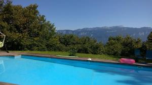 una piscina con vistas a las montañas en Le Mas de Chartreuse, en Miribel-les-Échelles