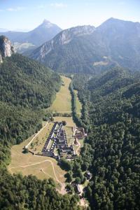 una vista aérea de un parque en las montañas en Le Mas de Chartreuse, en Miribel-les-Échelles