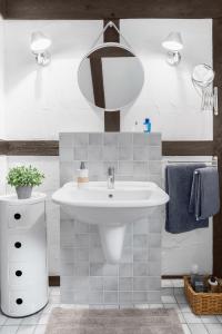 W łazience znajduje się umywalka i lustro. w obiekcie Moderne trifft auf Fachwerk w mieście Wedemark