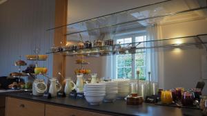 哈格瑙的住宿－Villa Neugarten，厨房配有带盘子和其他物品的柜台