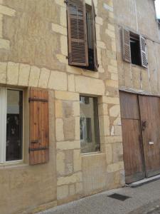 Samadetにあるduplex à Samadetの古い石造りの建物(二つのドアと窓付)