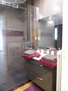 a bathroom with a shower and a sink with towels at EDEN HOUSE villa 200 m2, 5 chamb 5 sdb, piscine privée, jardin clos 4000 m2, parking in Meyreuil