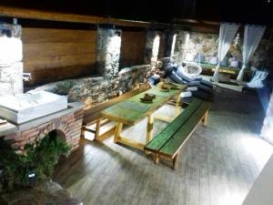Posedenie v ubytovaní Villa Aeolus with private overflow, endless, heated pool