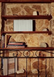 een boekenplank met boeken en andere boeken erop bij Casa Vacanze Vico Farinella in Polignano a Mare