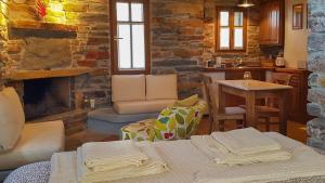a living room with a bed and a kitchen at Under Royal Oaks in Péra Meriá