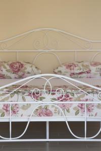 un letto bianco con fiori rosa di PERE a Korčula