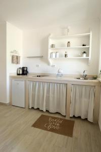 een keuken met een aanrecht en een wastafel bij PERE in Korčula