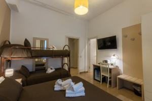 Mały pokój z łóżkiem piętrowym i salonem w obiekcie B&B Cairoli w mieście Mesyna