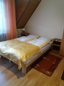 シュツァブニツァにあるPokoje Kasprzakの黄色の毛布が敷かれたベッド1台