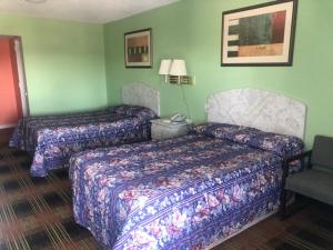 Un pat sau paturi într-o cameră la Seminole Inn