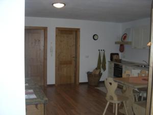 cocina con mesa y sillas en una habitación en Haus Milli, en San Candido