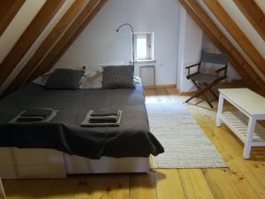 - une chambre mansardée avec un grand lit dans l'établissement House Kaja, à Jablanac