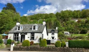 una casa blanca con techo gris en TwoStones, en Arrochar