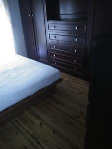1 dormitorio con 1 cama y vestidor en Cozy Penthouse, en Tesalónica