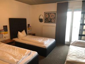 Postel nebo postele na pokoji v ubytování Arthotel Restaurant Pfeffermühle