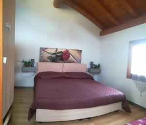 貝拉焦的住宿－Casa Amélie Bellagio，一间卧室配有一张紫色床,墙上挂有绘画作品
