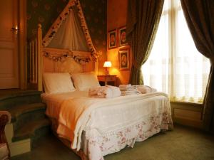 una camera da letto con un letto e un cane che dorme sopra di Hotel Pegasus ad Apeldoorn