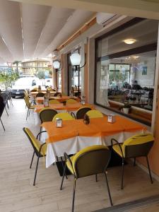 una fila de mesas y sillas en un restaurante en Hotel Firenze, en Malcesine