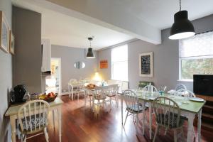 eine Küche und ein Esszimmer mit einem Tisch und Stühlen in der Unterkunft Baytree Lodge Chester in Chester