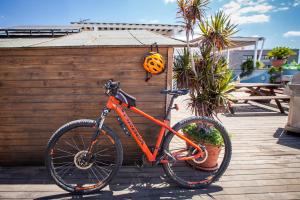 una bicicleta naranja estacionada junto a una valla de madera en La Terrazza Sul Porto, en Cagliari