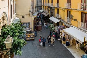 una vista aérea de una calle con gente caminando por un mercado en Casa Conte, en Sorrento
