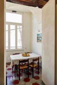comedor con mesa y sillas en Casa Conte, en Sorrento