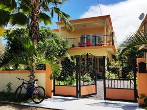 El edificio en el que está la casa vacacional