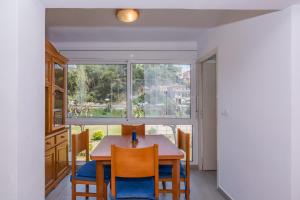 uma sala de jantar com uma mesa e cadeiras e uma janela em HomeHolidaysRentals Vall III em Santa Susanna