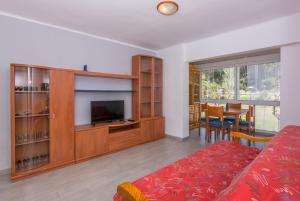 Televízia a/alebo spoločenská miestnosť v ubytovaní HomeHolidaysRentals Vall III