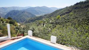 een zwembad met uitzicht op de bergen bij Casa Limón, Alpujarra in Órgiva