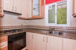 Kuchyňa alebo kuchynka v ubytovaní HomeHolidaysRentals Vall III