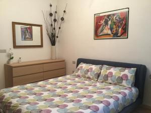 a bedroom with a bed and a painting on the wall at Il ponticello in Ortona