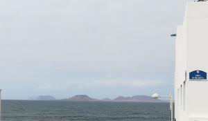 a view of the ocean from the side of a boat at El Charquito in Famara