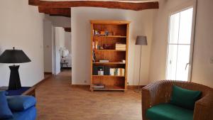 uma sala de estar com um sofá e uma estante de livros em Casa Limón, Alpujarra em Órgiva