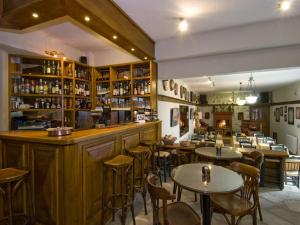 eine Bar mit Tischen und Stühlen in einem Restaurant in der Unterkunft Hotel Stoikos in Vyzítsa