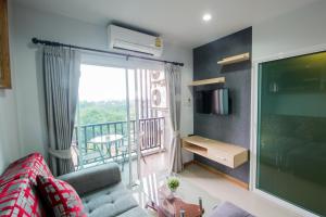 een woonkamer met een bank en een balkon bij Aonang Ocean View Studio ( The Sea Condo ) in Ao Nang Beach