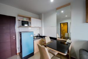 een keuken met een tafel en stoelen in een kamer bij Aonang Ocean View Studio ( The Sea Condo ) in Ao Nang Beach
