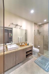 巴亞爾塔港的住宿－Nayri Life & Spa 208，一间带水槽、卫生间和淋浴的浴室