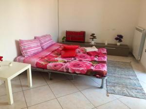 ナポリにあるMiseria e Nobiltà Apartment CHECK-IN FROM 12 00 TO 15 00のピンクのシーツとピンクの枕が備わるベッド1台