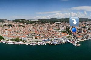 Luftblick auf eine Stadt mit Booten im Wasser in der Unterkunft Apartman Belamaric in Šibenik