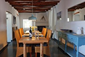 uma sala de jantar com uma mesa de madeira e cadeiras em Casa Limón, Alpujarra em Órgiva