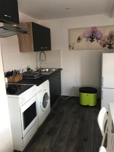 Virtuvė arba virtuvėlė apgyvendinimo įstaigoje Oftersheim am Wald Kick Apartment