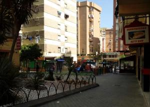 マラガにあるLa Union Malagaの高層ビルと柵のある街道
