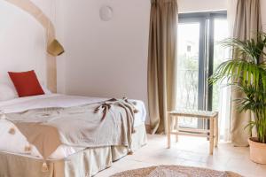 Łóżko lub łóżka w pokoju w obiekcie Curolla Petit Hotel