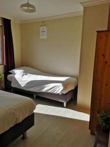 Un pat sau paturi într-o cameră la Chalet Stalland