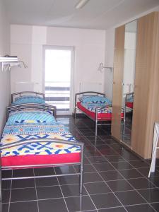 フラデツ・クラーロヴェーにあるMitransの鏡付きの部屋のベッド2台