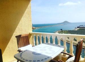 balkon ze stołem i krzesłami i widokiem na ocean w obiekcie Mar Menor, La Manga Strip/Best view + Pool w mieście San Blas