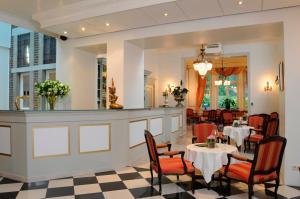a restaurant with tables and chairs in a room at Kasteel Wurfeld in Maaseik